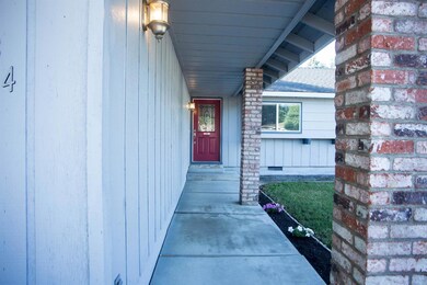 734 Hemlock Ct, Central Point, OR 97502 - photo 2