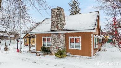 313 Wisconsin Ave, Gladstone, MI 49837 - photo 4