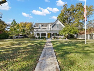 719 N Anglin St, Cleburne, TX 76031 - photo 4