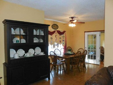 Dining Room. Plenty of room for furniture pieces