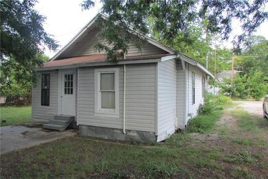 703 N Gardner St, Whitewright, TX 75491 - photo 2