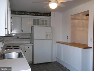 987 Stormont Cir, Halethorpe, MD 21227 - photo 6