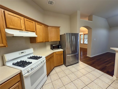 Kitchen with appliances with stainless steel fini