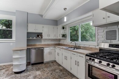 872 College Ave, Columbus, OH 43209 - photo 3