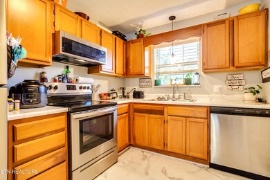 008240913-2-116GraySquirrelLnSeymourTN-S