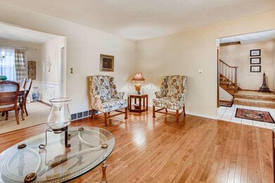 7012 Wethersfield Place-small-009-006-Li