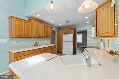 5822 Heron Dr, Halethorpe, MD 21227 - photo 4