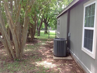 503 W Burbank St, Fredericksburg, TX 78624 - photo 5