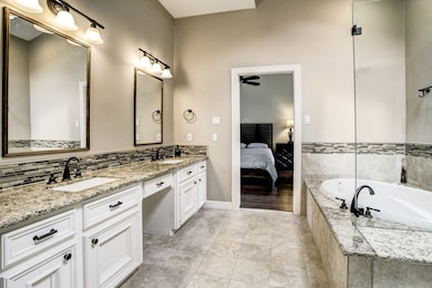 10116 Valley Forge Dr unit 16, Houston, TX 77042 - photo 6