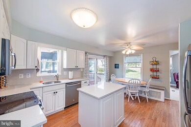 6910 Stratford Dr, Sykesville, MD 21784 - photo 4