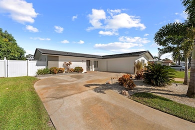 13829 Kimberly Dr, Largo, FL 33774 - photo 3