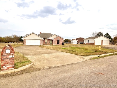 2602 Christy Cir, Durant, OK 74701 - photo 3