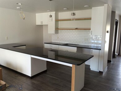 kitchen w/ eat at peninsula