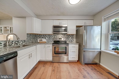 8487 Lazy Creek Ct, Springfield, VA 22153 - photo 5