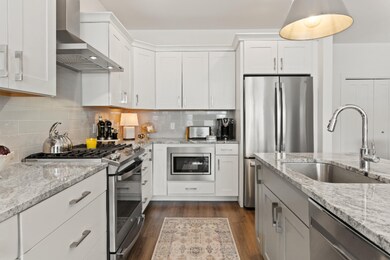 07_120NBartonUnitD_177001_Kitchen_HiRes