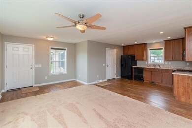 910 1st St N, Newton, IA 50208 - photo 3