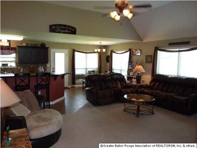 Open flowing floorplan from living room into kitch