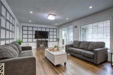 Living area with recessed lighting, baseboards, da
