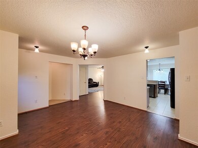 2703 Quail Run Dr, Alvin, TX 77511 - photo 6