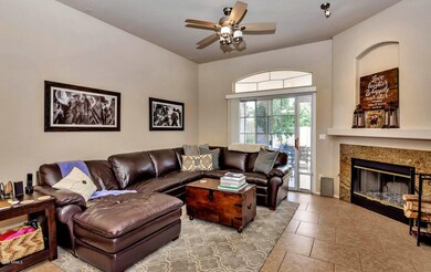 11163 E Laurel Ln-large-013-5-Family Roo