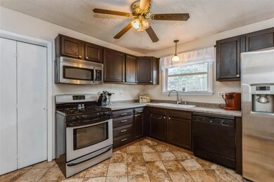 1719 11th Ave SW, Cedar Rapids, IA 52404 - photo 3