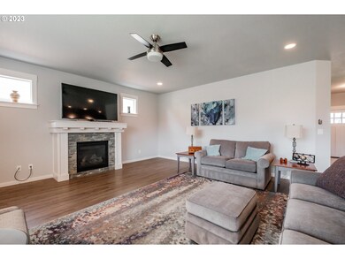 2134 NE Evergreen Ave, Albany, OR 97321 - photo 2