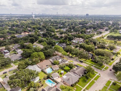 Walk to Crain Park and/or eat dinner out close by- lots of Restaurants & shopping!