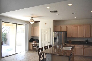2459_W_Shackleton_DR_4Kitchen