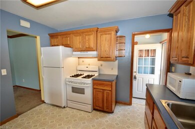 366 Erieview Blvd, Sheffield Lake, OH 44054 - photo 7