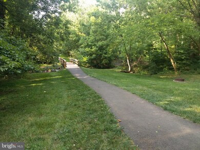 317 Felsted Ct, Sterling, VA 20165 - photo 2