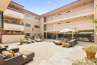 1121 N Olive Dr unit 209, West Hollywood, CA 90069 - photo 4