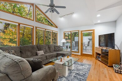 07_9785WekoDrive_2037_LivingRoom_LowRes