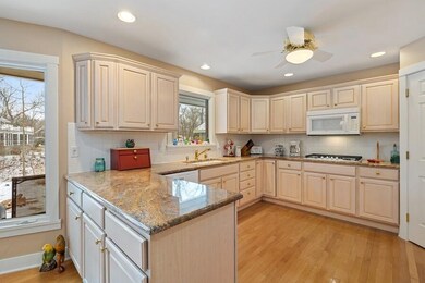07_46301FairwayDr_5_Kitchen_LowRes
