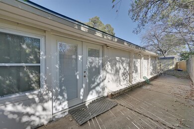 409 W Redbud Dr, Hurst, TX 76053 - photo 2