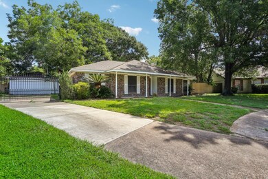 4202 Black Locust Dr, Houston, TX 77088 - photo 2