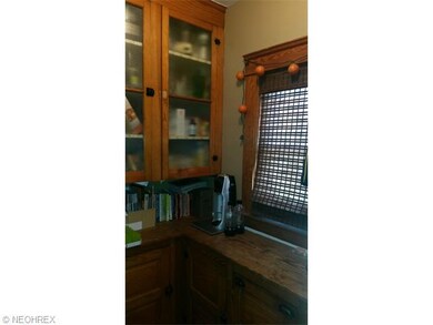 Butler pantry off kitchen!!