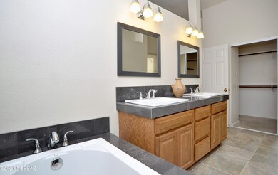 Master Bathroom w/ Soaking Tub