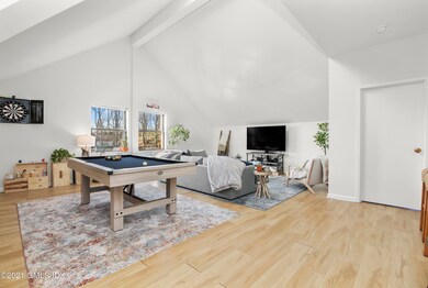 Vaulted celing Family room/Dining Area