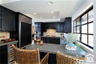 Practical kitchen with newer appliances & breakfas