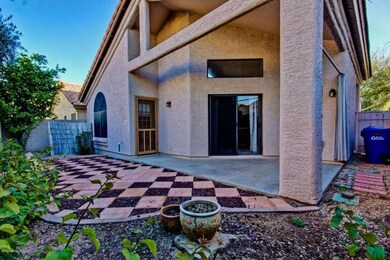 1022 E Sunburst back yard