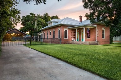 609 W Austin St, Fredericksburg, TX 78624 - photo 2