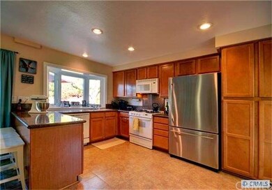 Granite counter tops, garden window, gas range, Gr