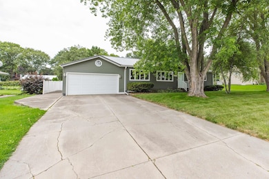 1912 Primrose Dr, Cedar Falls, IA 50613 - photo 2