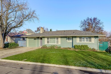 725 Chestnut St, Central Point, OR 97502 - photo 3