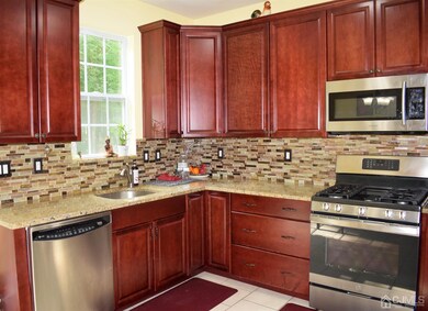 249 Morning Glory Dr, Monroe Township, NJ 08831 - photo 5