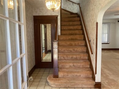 Grand center stairway