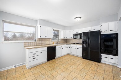 889 Thomas Lane 023