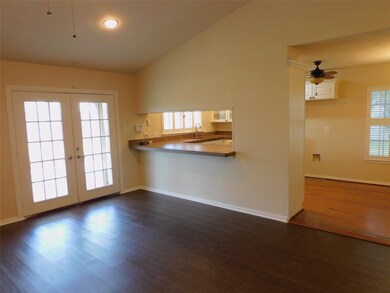 256 E Castle Harbour Dr, Friendswood, TX 77546 - photo 4