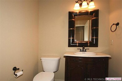 The powder bath is located conveniently in the fro