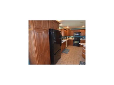 Kitchen. Good lighting and lots of cabinet space.